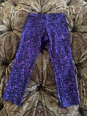 Like New NIKE cropped cheetah print leggings Small